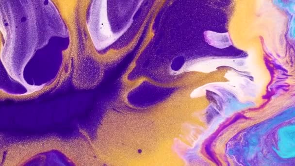 Fluid Art Malerei Video, moderne Acryl-Textur mit fließenden Effekt. Flüssige Farbmischung Kunstwerk mit Spritzer und Wirbel. Detaillierte Hintergrundbewegungen mit violetten, goldenen und türkisfarbenen Farben. — Stockvideo