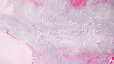Akışkan sanat çizimi videosu, renkli dalgalı moda akryl dokusu. Sıvı boya, sıçrama ve girdapla karıştırılmış sanat eserleri. Pembe, gümüş ve beyaz taşan renklerle ayrıntılı arkaplan hareketi.