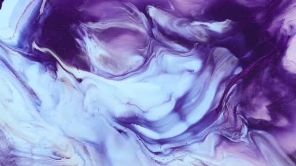 流畅的艺术画面,现代的丙烯酸质感与彩色波浪.液体油漆把艺术品与飞溅和涡旋混合在一起.详细的背景运动与紫丁香，蓝色和紫色漫溢的色彩. — 图库视频影像