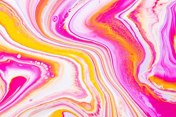 Textura de arte fluida. Fundo com efeito de pintura de mistura abstrata. Obra de arte acrílica líquida que flui e espirra. Tintas mistas para cartaz interior. Cores transbordantes rosa, amarelo e branco. — Fotografia de Stock