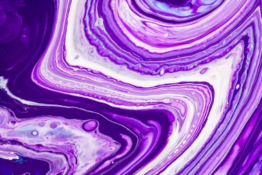 Sıvı sanat dokusu. Soyut yanardöner boya efektiyle arka plan. Sıvı akrilik, akışkan ve sıçramalı bir resim. İç mekan posteri için karışık boyalar. Mor, mavi ve beyaz taşan renkler.