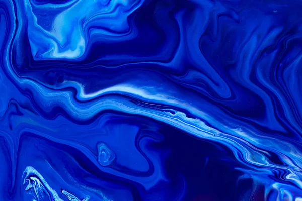 Textura de arte fluida. Fundo com efeito de pintura de mistura abstrata. Imagem de acrílico líquido que flui e espirra. Clássica cor azul do ano 2020. Cores transbordantes azuis, brancas e índigo. — Fotografia de Stock
