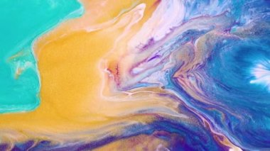 Akışkan sanat çizimi videosu, renkli dalgalı moda akryl dokusu. Sıvı boya arka planda sıçrama ve girdapla karışımı. Altın, mavi ve akarsu renkleri ile ayrıntılı arkaplan hareketi.