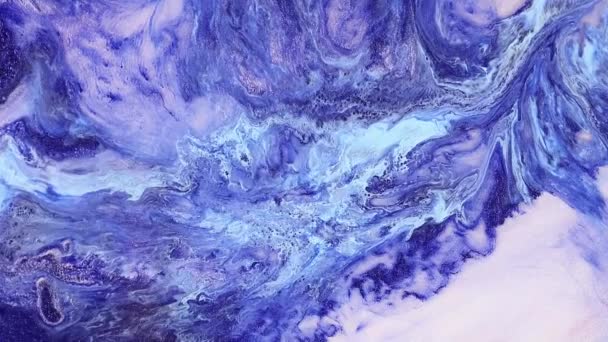 Fluid art dibujo de vídeo, textura acrílica moderna con ondas de colores. Pintura líquida mezclando fondo con chapoteo y remolino. Movimiento de fondo detallado con colores desbordantes lila, azul y azul marino. — Vídeo de stock