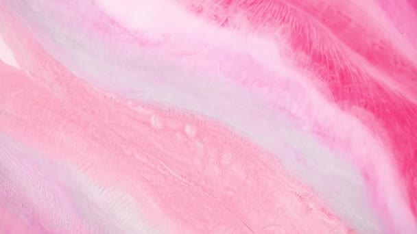 Imágenes de pintura de arte fluido, textura acrílica de moda con efecto fluido. Pintura líquida mezclando obras de arte con salpicaduras y remolinos. Movimiento de fondo detallado con colores desbordantes rosados, plateados y blancos. — Vídeo de stock