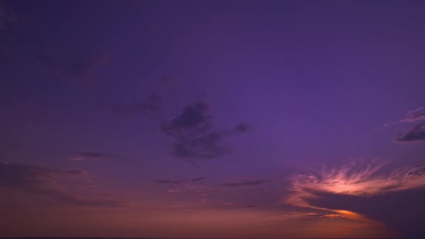 Нічний пейзаж, розфарбований сонячними променями. Хмарний політ на захід сонця. Вид з повітря, коли сходить сонце. Схід сонця з хмарами і яскраве сонце. Насичений вигляд світанку в помаранчевому і фіолетовому кольорах . — стокове відео