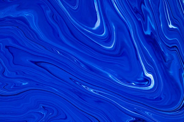 Texture fluida. Sfondo astratto con effetto vernice iridescente. Immagine acrilica liquida che scorre e schizza. Classico colore blu dell'anno 2020. Colori blu e bianchi traboccanti. — Foto Stock