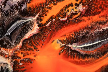 Sıvı sanat dokusu. Soyut boya efektli bir arka plan. Dinamik çizgileri ve fraktalları olan sıvı bir resim. Duvar sanatı ya da tasarım posteri için karışık boyalar. Arkaplan hareket eden lav manzarasına benzer.