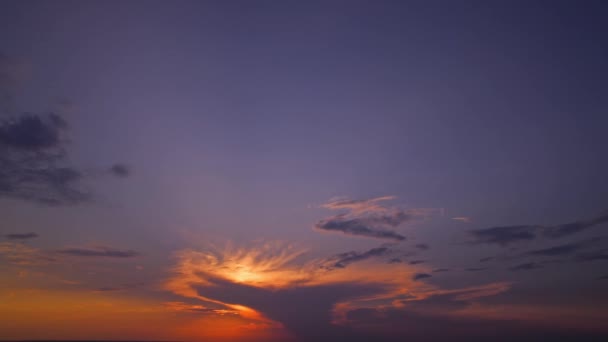 Escape colorido com feixes solares. Voo das nuvens do crepúsculo. Vista aérea durante o nascer do sol. O pôr do sol atirou com nuvens e luz do sol brilhante. Vista do céu do amanhecer saturado com cores laranja e roxo. — Vídeo de Stock