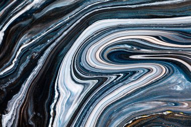 Sıvı sanat dokusu. Arkaplan ve soyut karıştırıcı boya efekti. Sıvı akrilik resim ve güzel karışık boyalar. İç mekan posteri olarak kullanılabilir. Siyah, lacivert ve beyaz taşan renkler.