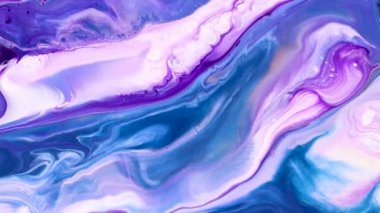 Akışkan sanat çizimi videosu, renkli dalgalı moda akrilik doku. Sıvı boya, sıçrama ve girdapla karıştırılmış sanat eserleri. Mor, turkuaz ve beyaz taşan renklerle ayrıntılı arkaplan hareketi.
