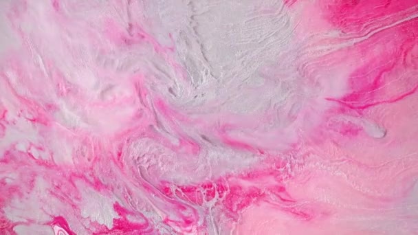 Video di disegno fluido, texture acrilica astratta con effetto fluido. Pittura liquida mescolando opere d'arte con spruzzi e turbinii. Movimento di sfondo dettagliato con colori rosa, argento e bianco traboccante. — Video Stock