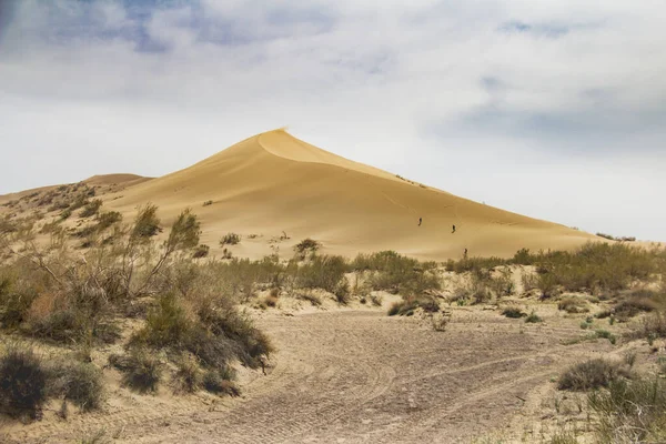 Sobre Fondo Cielo Nublado Situado Una Enorme Duna Arena Desierto —  Fotos de Stock