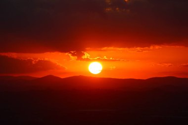 Gün batımı, güneş yavaşça batarken bize her zaman harika şekiller ve renkler verir.