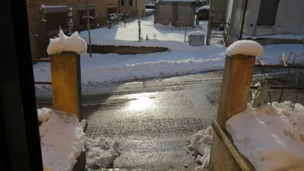 Grossa nevicata, kışın her şey tek renk olduğunda, manzara değişir ve her şey farklı görünür, tüm manzara bembeyaz olur.