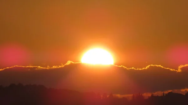 Gün batımı, güneş yavaşça batarken bize her zaman harika şekiller ve renkler verir.
