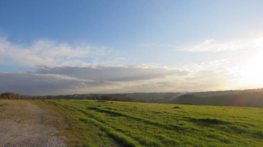 Gün batımı, tepelerde gün batımının başlangıcı ışıkla birlikte her şey değişmeye ve değişmeye başlıyor.