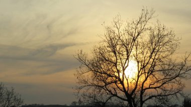 Günbatımının renkleri, bulutlar ve sis arasında bir gün batımı renklerin her zamankinden farklı genişlemesini çok özel kılıyor.