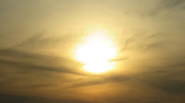 Günbatımının renkleri, bulutlar ve sis arasında bir gün batımı renklerin her zamankinden farklı genişlemesini çok özel kılıyor.