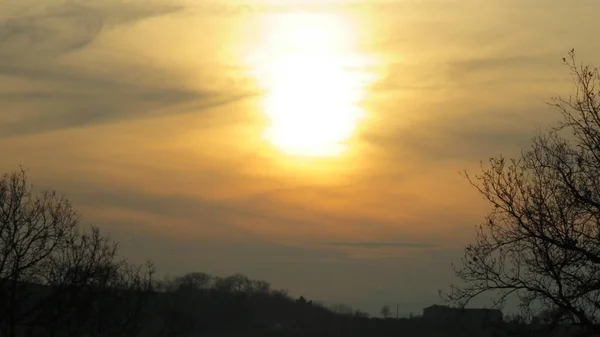 Colores Puesta Sol Una Puesta Sol Entre Las Nubes Niebla — Foto de Stock