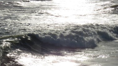 Fırtınalı deniz, rıhtımda ya da aralarında açık denizde kopan dalgalar bu senaryoya benzersiz bir özellik kazandırıyor.
