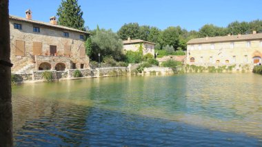 16. yüzyıldan kalma dikdörtgen bir havuz olan Piazza delle Kaynakları volkanik kökenli yeraltı su kaynağından gelen sıcak ve dumanı tüten bir termal su kaynağı içerir.