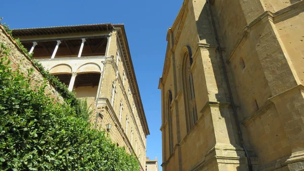 Tarihsel detaylar, tarihimizi onların formunda ve onların materyallerinde, antik mimarilerimizde hatırlıyoruz