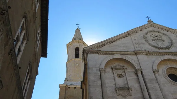 Tarihsel detaylar, tarihimizi onların formunda ve onların materyallerinde, antik mimarilerimizde hatırlıyoruz