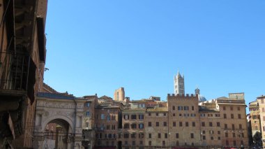 Tarihi binalar, özellikle meydanı çevreleyen antik binaların manzarası.