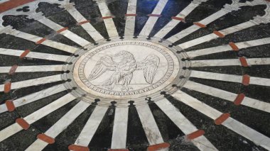 Tarihsel detaylar antik kültürümüzü ve tarihimizi işaret ediyor, özellikle eski kiliselerde.