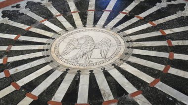 Tarihsel detaylar antik kültürümüzü ve tarihimizi işaret ediyor, özellikle eski kiliselerde.