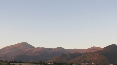 Dağlık arazi, dağlar ve şekilleri güzel vahşi doğa ile doludur.