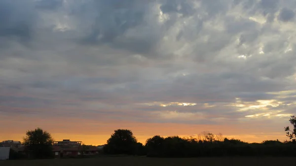 Alba Onder Dreigende Wolken Die Details Vormen Die Alleen Zij — Stockfoto