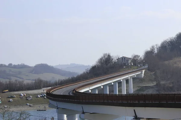 Ponte Ένα Όμορφο Καμπυλωτό Γεφύρι Που Διασχίζει Λίμνη Από Κάτω — Φωτογραφία Αρχείου