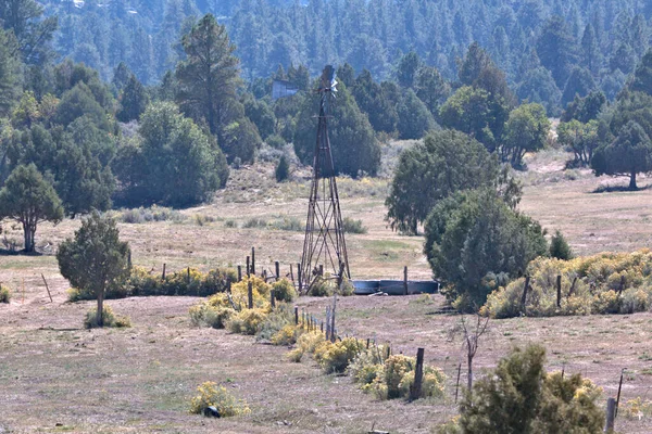 Moinho Vento Bombeando Água Para Gado Rancho Arizona — Fotografia de Stock