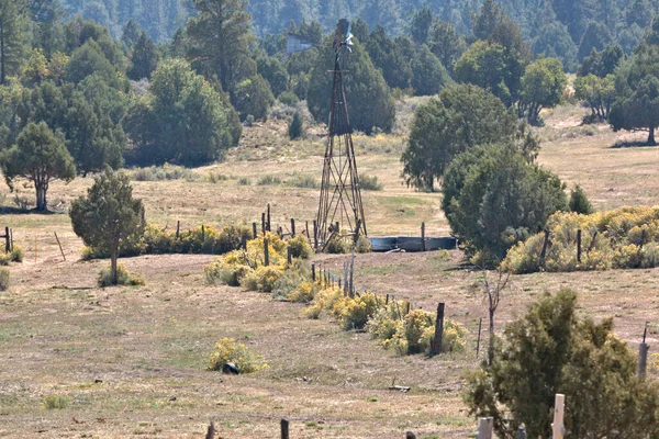 Szélmalom Várja Szellőt Hogy Vizet Pumpáljon Víztartályokba Egy Arizona Farmon — Stock Fotó