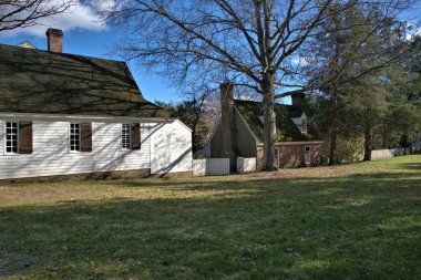 Sessiz park bazı koloni evlerini çevrelemektedir