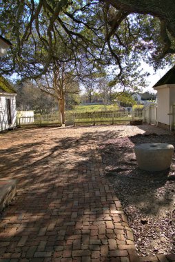 Virginia 'da tarihi bir koloninin arka bahçesi.