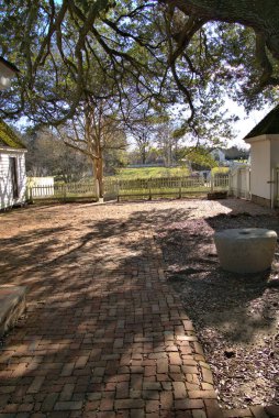 Virginia 'da tarihi bir koloninin arka bahçesi.