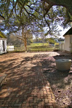 Virginia 'da tarihi bir koloninin arka bahçesi.