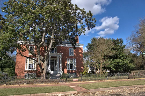 Grande Casa Colonial Tijolo Vermelho Cercado Por Árvores — Fotografia de Stock