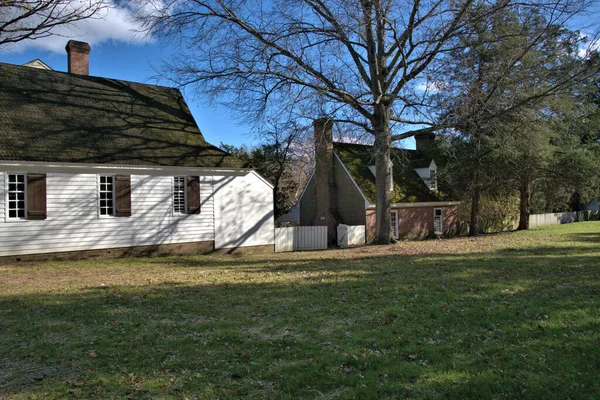 静かな公園は植民地時代の家を取り囲み — ストック写真