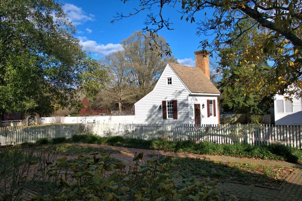 Garten Umgeben Von Weißem Lattenzaun Vor Einem Kolonialhaus — Stockfoto