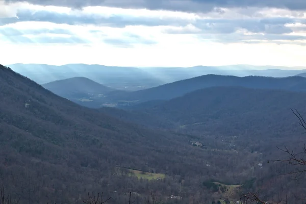 Raios Luz Solar Atingindo Céu Nublado Blue River Parkway — Fotografia de Stock