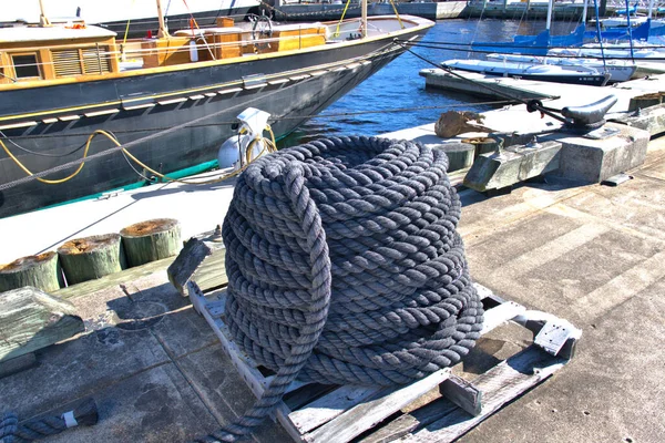 Zeilboot Houten Pulleys Gestapeld Pier — Stockfoto