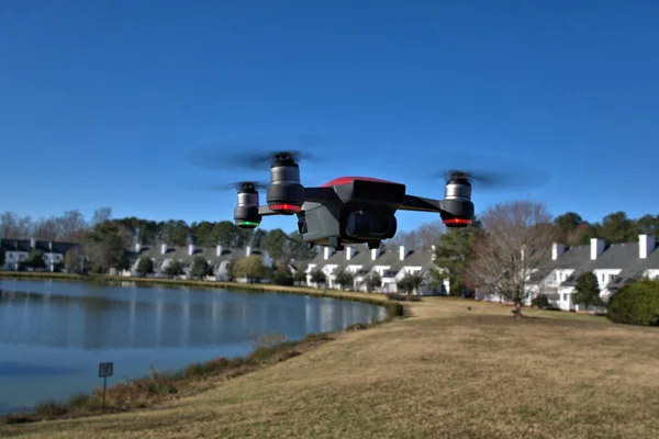 Drone Rosso Volo Lungo Lago Con Cielo Blu Testa — Foto Stock