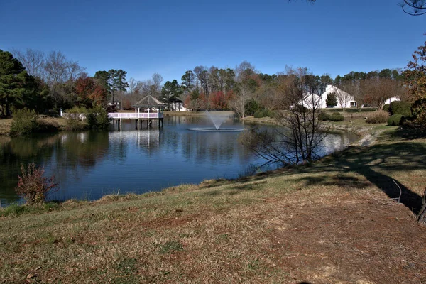 Fontaine Dans Lac Avec Gazebo Arrière Plan — Photo