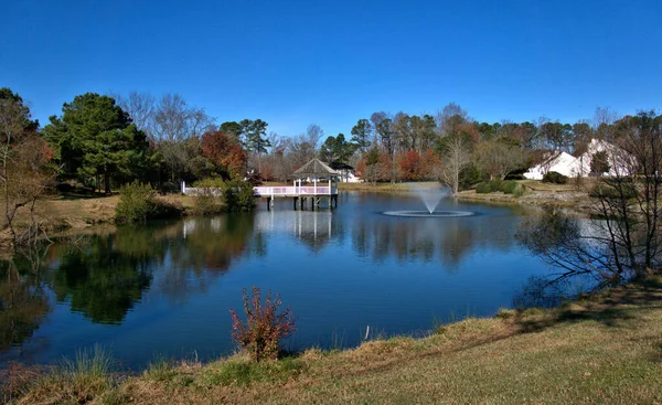 Fonte Lago Com Gazebo Fundo — Fotografia de Stock