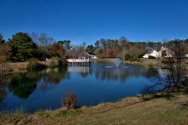 Fontaine Dans Lac Avec Gazebo Arrière Plan — Photo