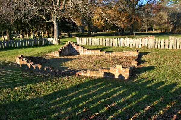 Ruínas Uma Estrutura Tijolos Colônia Jamestown Cercada Por Árvores Pôr — Fotografia de Stock